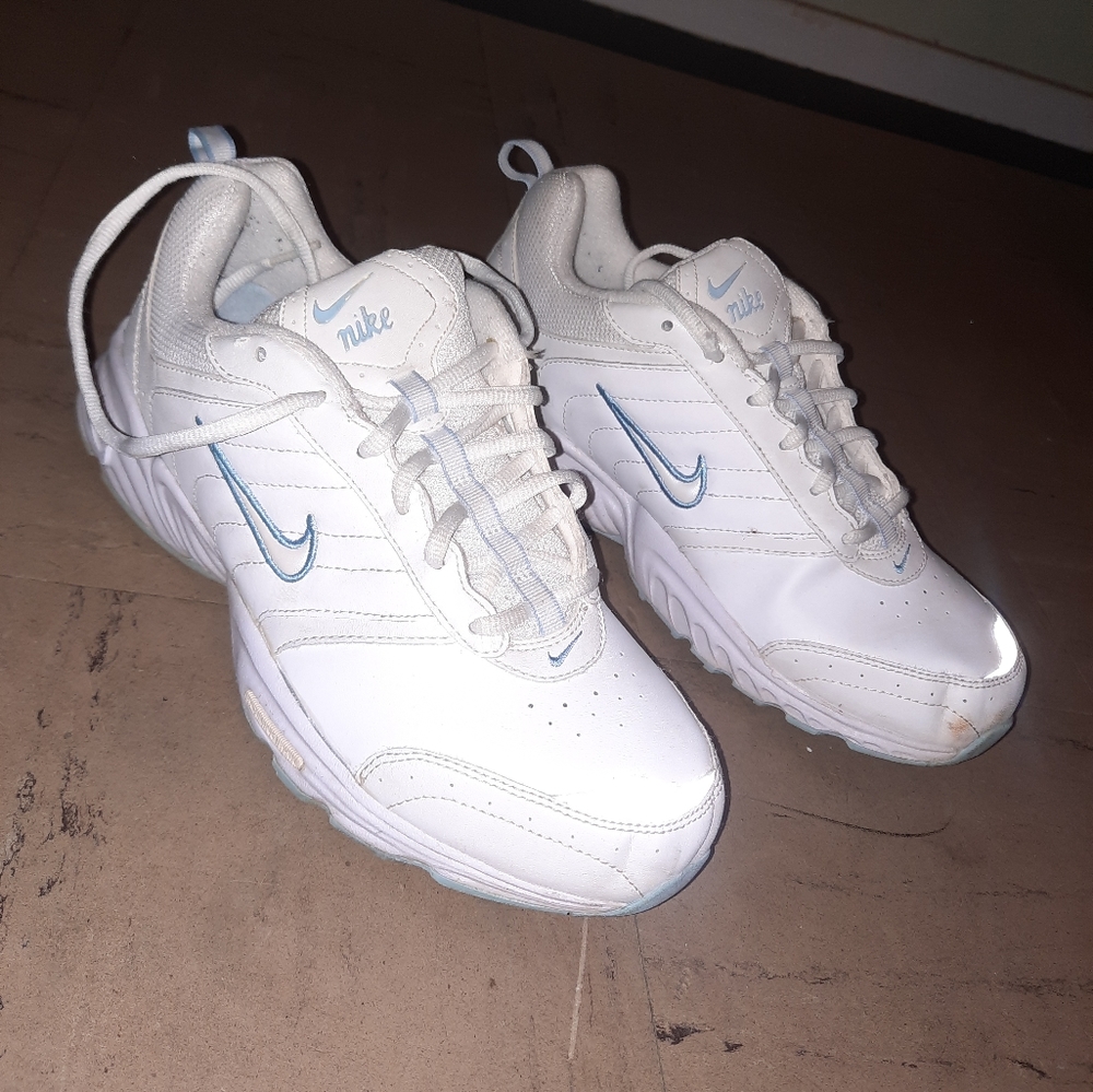 Women’s White Nike shoes